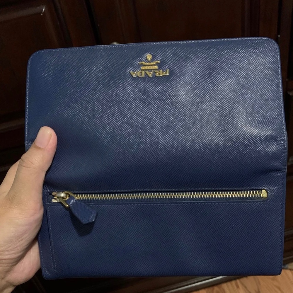 Prada - Picture 3 of 3